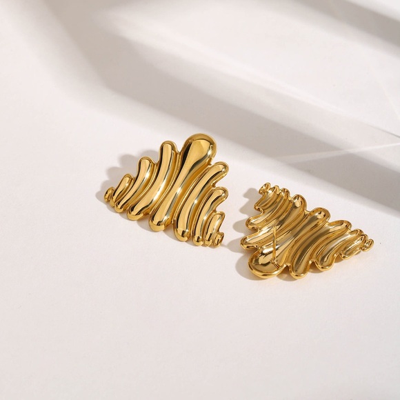 Elegant Gold Wave Earrings - Picture 3 of 5